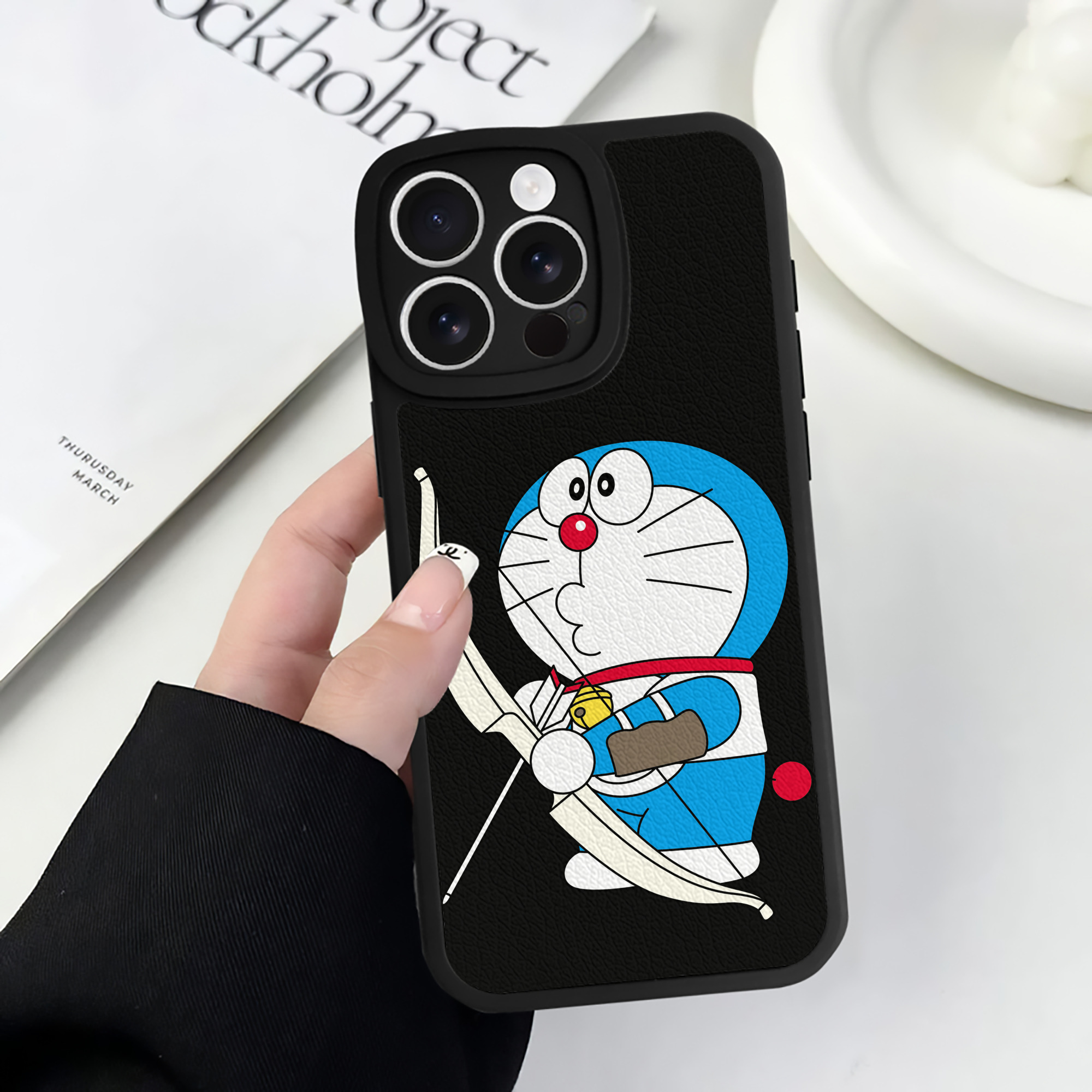 （画像用） ドラえもん Doraemon 【iPhone 16シリーズ対応】シリコンスマホケース（レザー調） 材質：シリコン